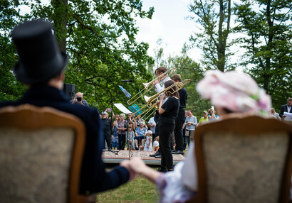 Hudební vystoupení před slavnostním odhalením | © Maria Němeček