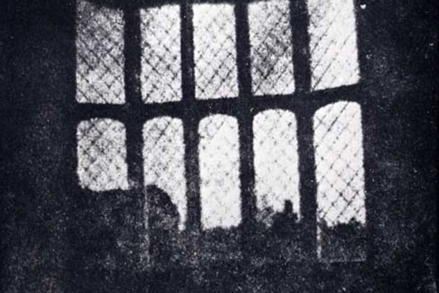 Arkýřové okno v Lacock Abbey – nejstarší negativ na světě, který pořídil William Fox Talbot v srpnu roku 1835, sbírka National Media Museum | © William Fox Talbot