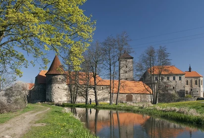 Vodní hrad Švihov - pohled od vodního příkopu z jihu